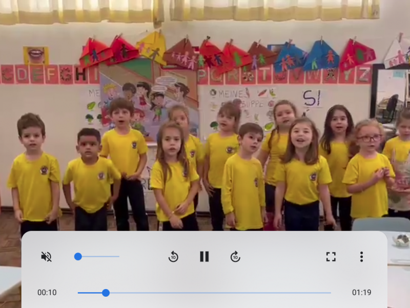 Alunos do infantil 3 cantaram a música "I Love My Family" para praticar o inglês